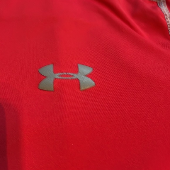 Under Armour Red Heat Gear Fitted Athletic Shirt. Medium - Picture 2 of 6